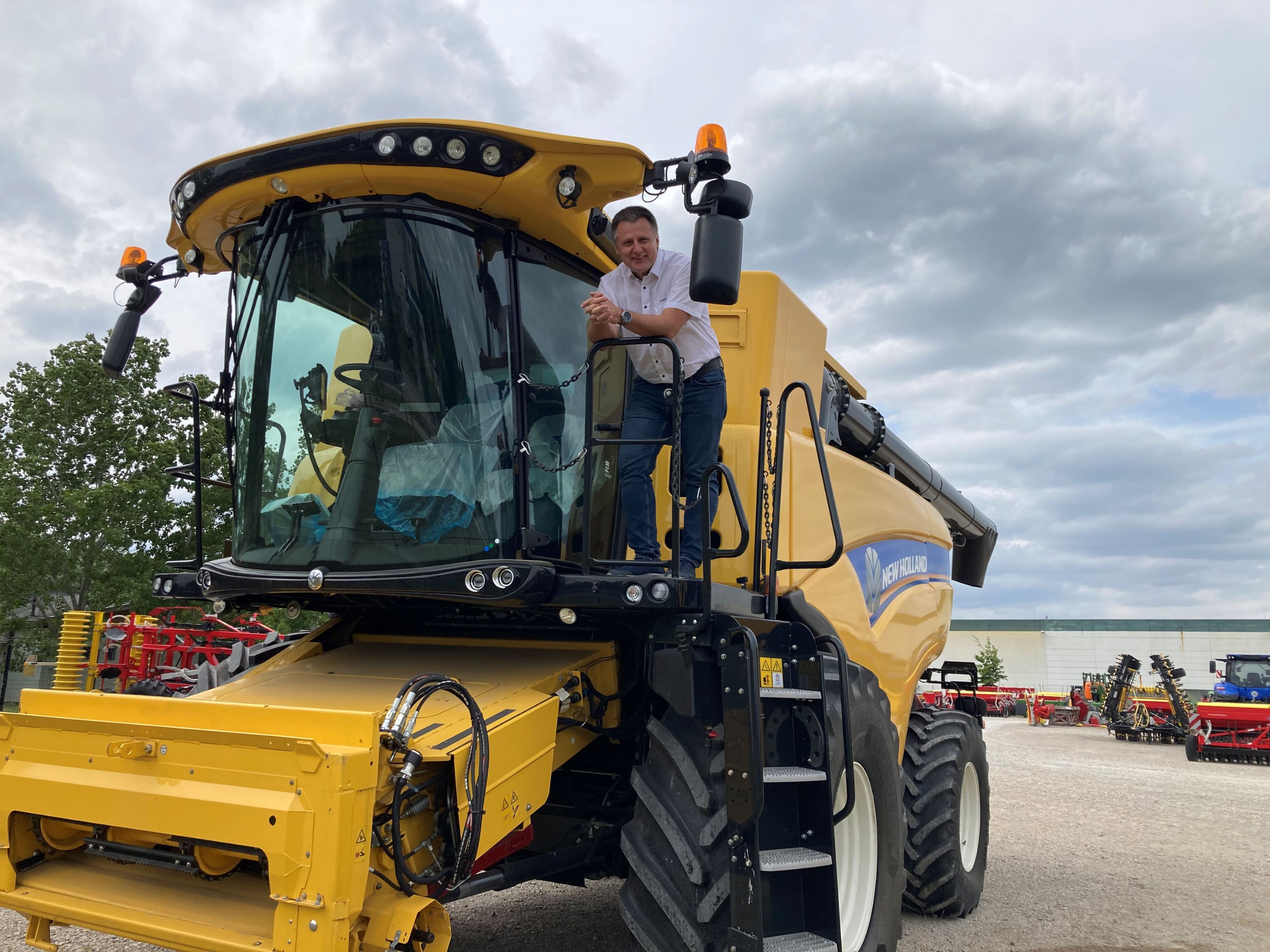 Szűr Gábor New Holland kombájnnal