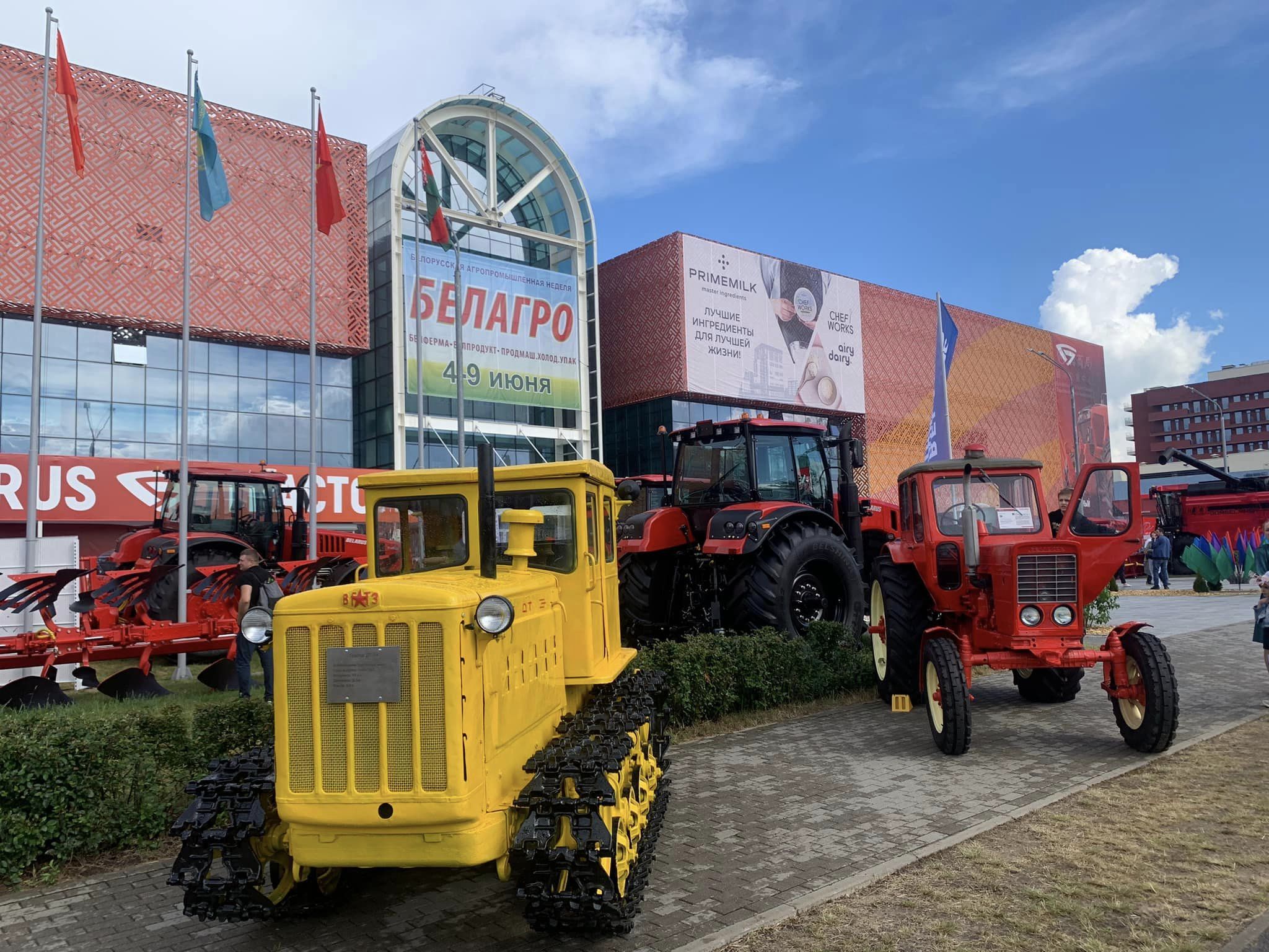 A „BELAGRO-2024” agrárkiállításon a minszki traktorgyár egy teljesen új gépet mutatott be: ez az új BELARUS 3322 traktor - Fotó: Facebook, Belagro