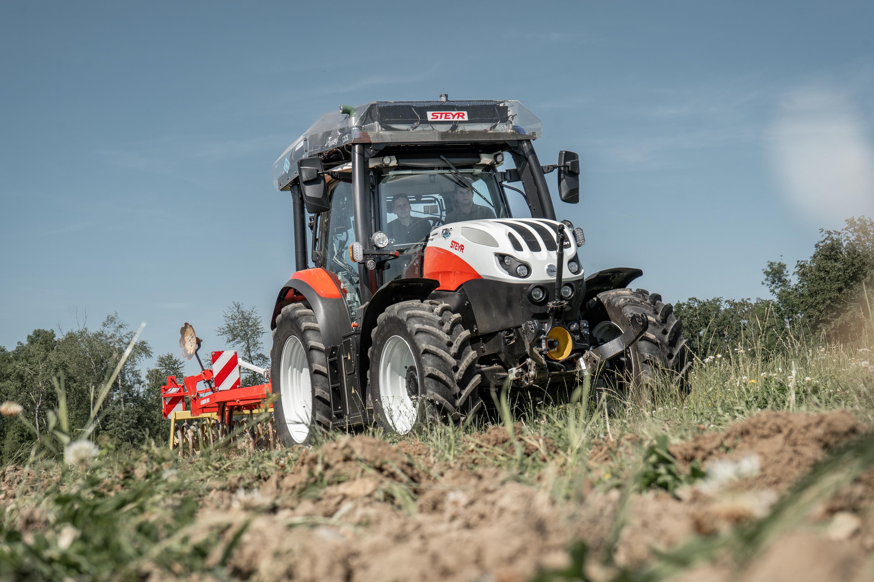 Olyan új koncepciót mutatott be a Steyr traktorgyár, amelyben a dízelmotor helyett üzemanyagcellát használnak erőforrásként, ez a Steyr FCTRAC