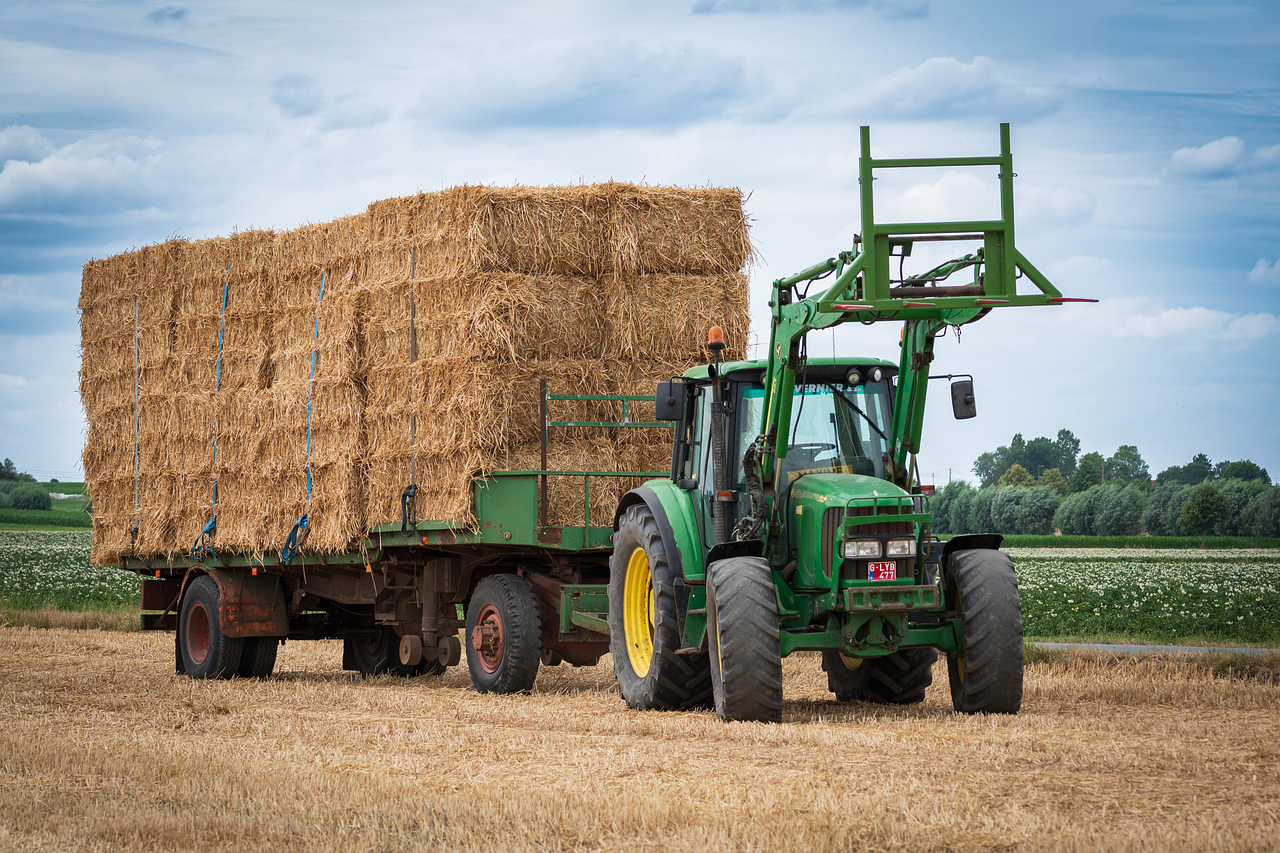 traktor szalmabálákkal