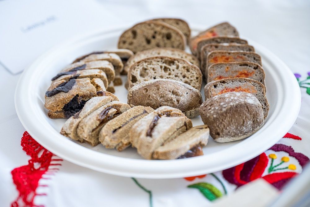 Gluténmentes termékek egy tányéron a NAK budapesti központjában