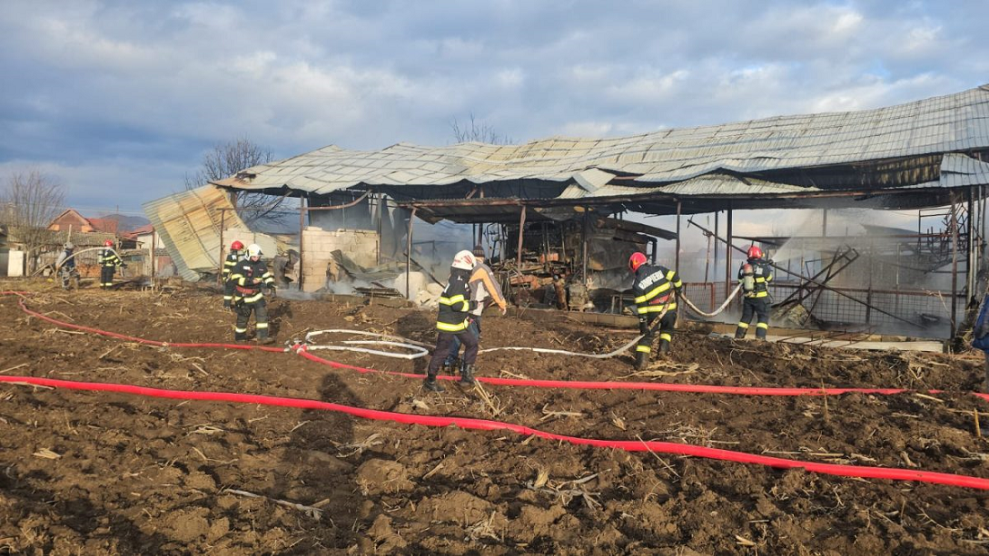 Tűz ütött ki január 4-én, szombaton délután egy Fehér megyei mezőgazdasági csarnokban, Romániában - Fotó: ISU Alba