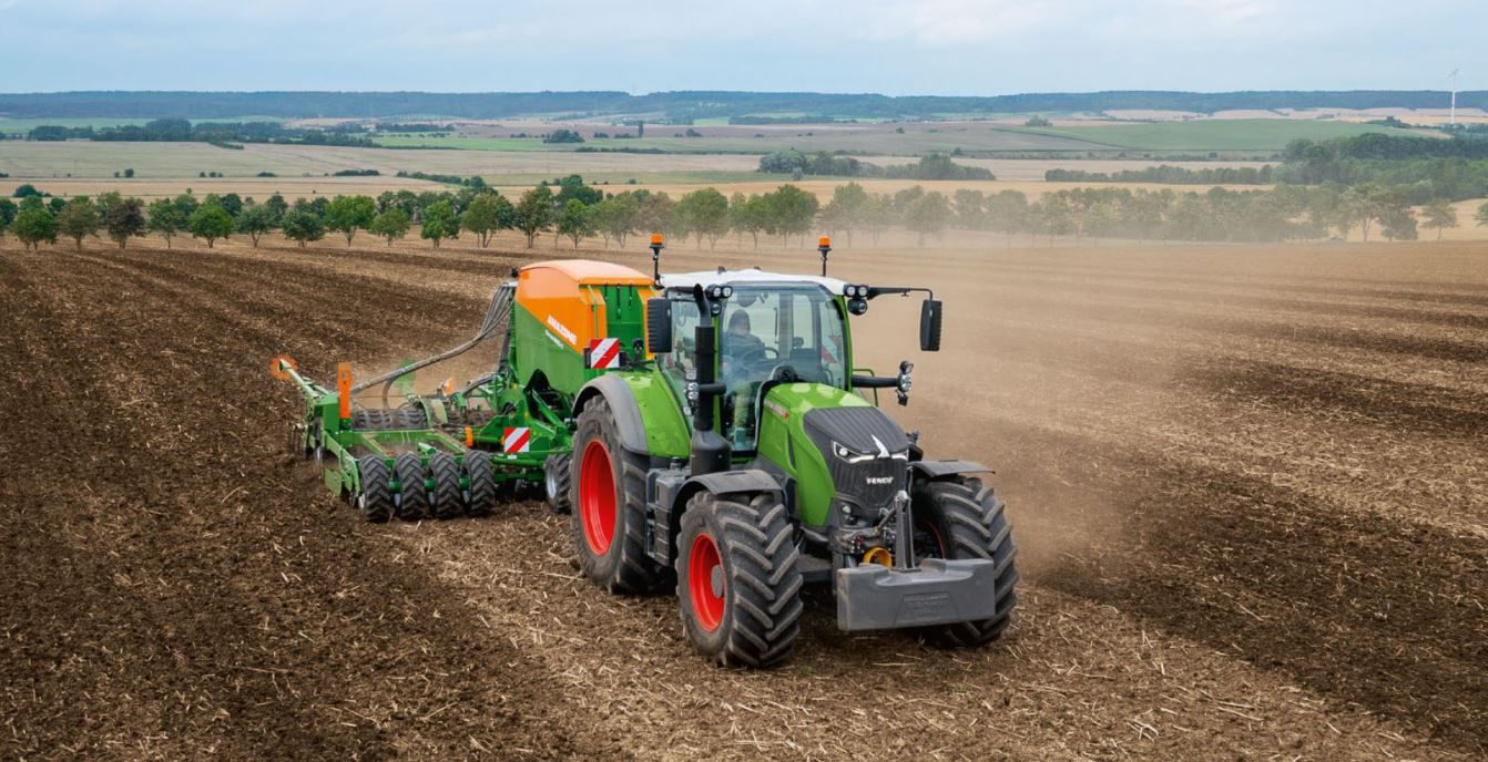 A jelenleg öt tagból álló, 200–300 lóerős Fendt 700 Vario Gen7 univerzális négykerék-hajtású sorozat legnagyobb tagját a Fendt 728 Vario Gen7 elnevezésű modell képviseli - Fotó: Fendt, Agrovario Kft.