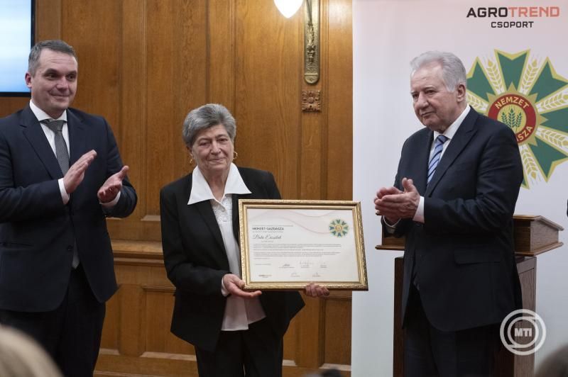 Bata Erzsébet vajdasági gazdálkodó átveszi az elismerést Papp Zsolttól, a Nemzeti Agrárgazdasági Kamara elnökétől (bal) és Jakab Istvántól, az esemény fővédnökétől, az Országgyűlés alelnökétől, a Magyar Gazdakörök és Gazdaszövetkezetek Szövetsége (MAGOSZ) elnökétől (jobb) a Nemzet Gazdásza cím ünnepélyes átadásán az Országház Vadásztermében 2025. január 16-án. MTI/Szigetváry Zsolt