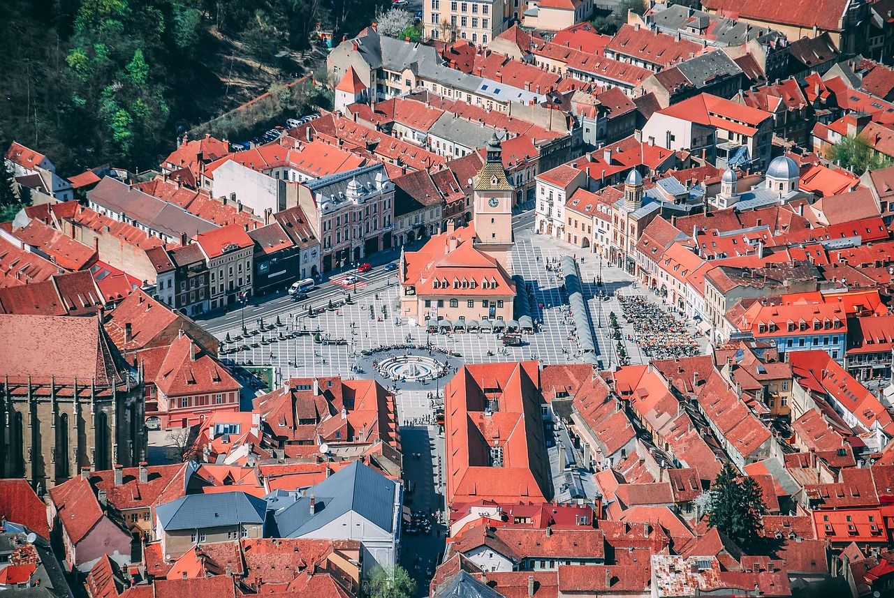 Háromszéken a levegő minőségéért aggódó polgárok ugyanakkor kérhetik, hogy lakóhelyük közelében végezzenek méréseket - képünk illusztráció, Brassó városa dróntávlatból