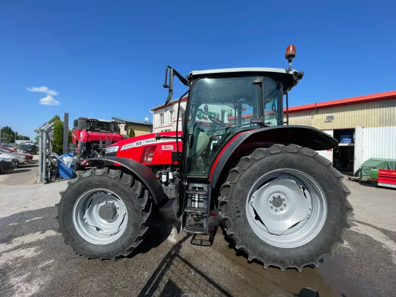 Massey Ferguson 5711M Essential raktárról