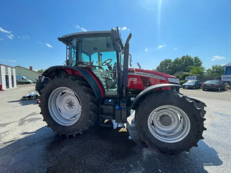 Massey Ferguson 5711M Essential raktárról