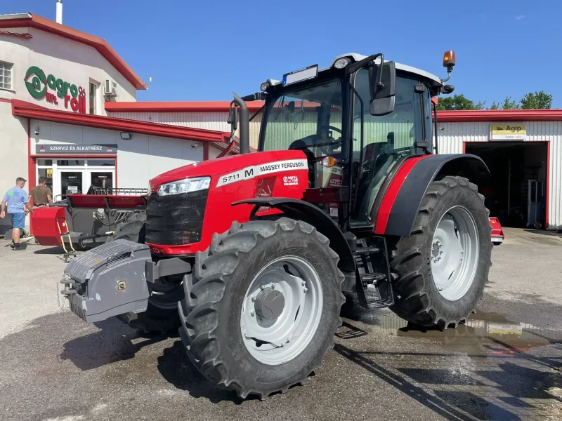 Massey Ferguson 5711M Essential raktárról