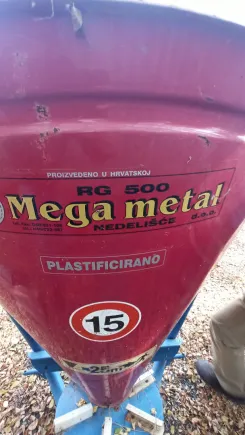 Mega Metal RG 500 típusú tölcséres műtrágyaszóró